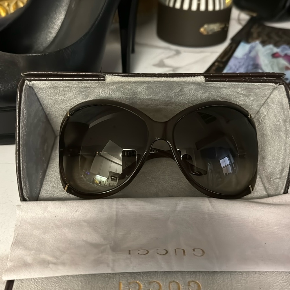 Brown oversize Gucci glasses with case